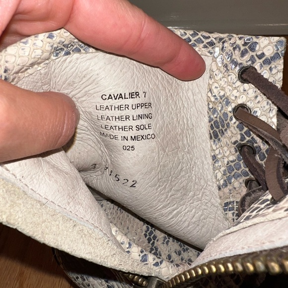 LIKE NEW RARE FreeBird Cavalier white snake skin women’s size 7 ankle boot - Picture 7 of 12